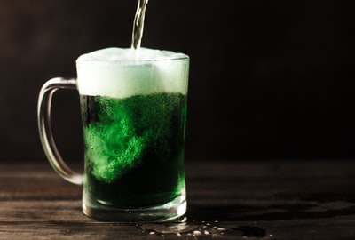 装满绿色液体的透明玻璃马克杯